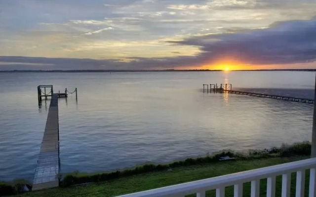 Dolphin Lookout 4 Bedroom Home by RedAwning