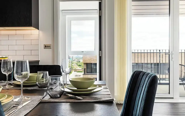 Chic and Sleek Sky-high Apartment
