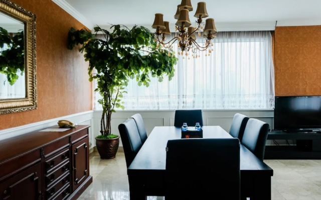 Spacious 2BR Park Royale Apartment