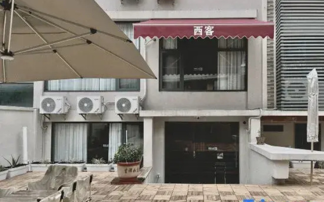 Xi Hotel
