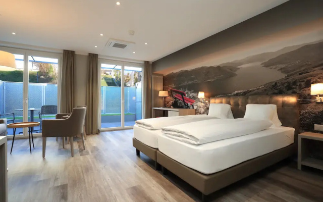 Ascona Lodge, Pool & Garden Retreat