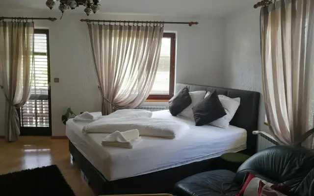 Apartments & Rooms Florjana