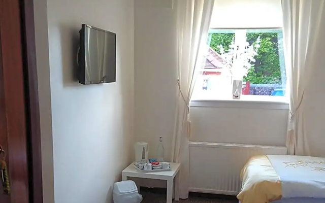 Glenfern Guest House with No Hot Tub & Cottage with Private Hot Tub