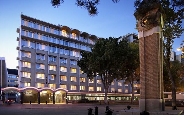 Sheraton Cavalier Saskatoon Hotel вид на фасад