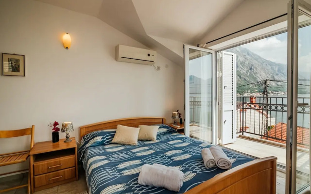 Spacious Family 4BR Seaside House, Fantastic Sea Views, 20 Meters to Beach