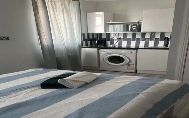 Apartment - Sleeps 2 - Acton Park & Stn Close