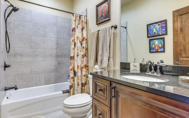 Ski Shuttle & Community Perks: Keystone Townhome
