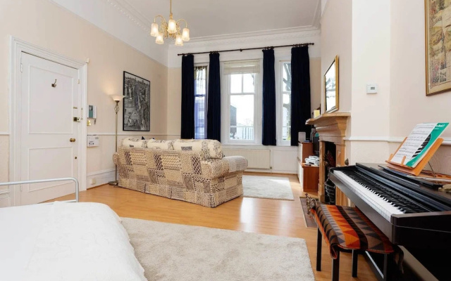 Veeve - Victorian Studio