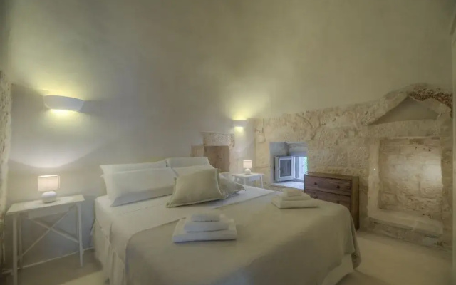 Trullo Grotta Cisternino by Typney