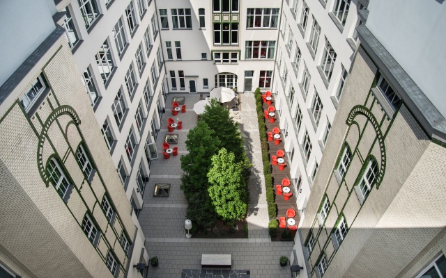 Adina Apartment Hotel Berlin CheckPoint Charlie балкон