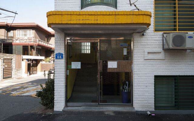 Lazy Fox Hostel вид на фасад