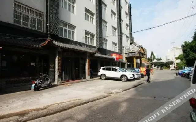 Huaren Hotel (Shanghai Wujiaochang Metro Station)