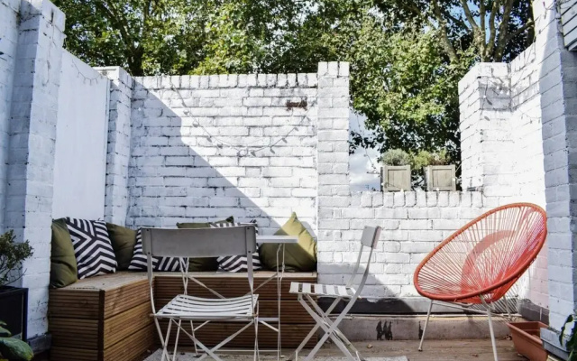 Stylish 3 Bedroom Home With Roof Terrace