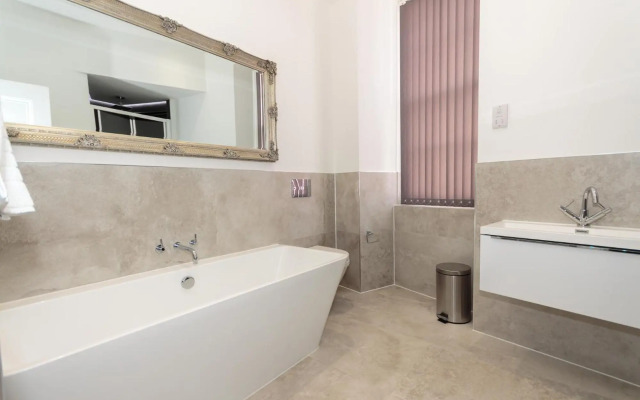 Luxury 2 bed Lower Ground Floor Apartment