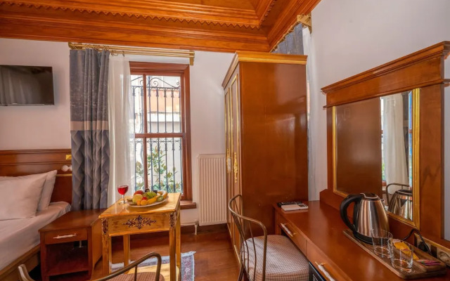 Valeria Antique 1892 Sultanahmet