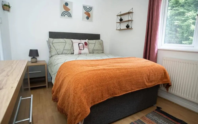 Lovely 2bedroom Home in Haydock With Free Parking