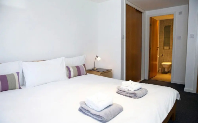 Smart 3 bedroomed flat with parking