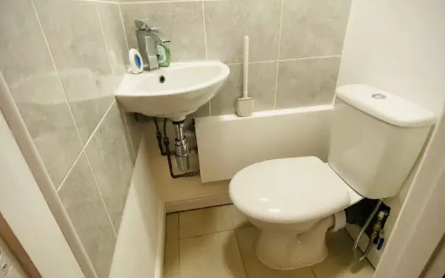 Modern-petfriendly-privategarden-family-20mintoldn