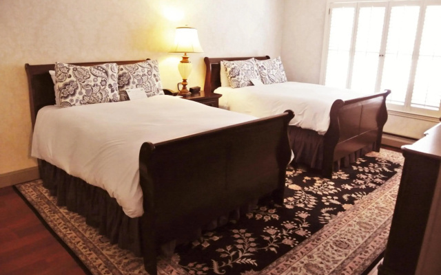 Cow Hollow Inn & Suites