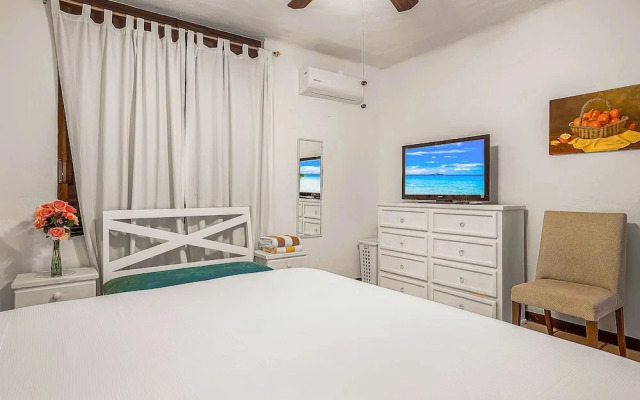 Cozy Apartment w/ Balcony, Pool Views, Free Wifi