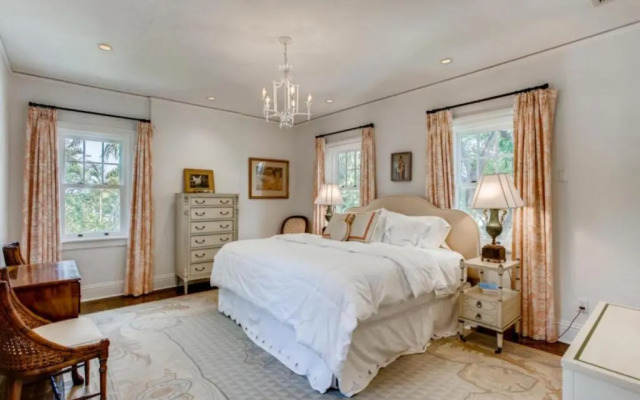 Villa Blanca - 4bd-3ba - Private Pool - Parking