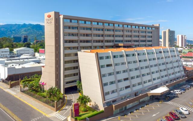 Отель Crowne Plaza San Jose Corobici вид на фасад