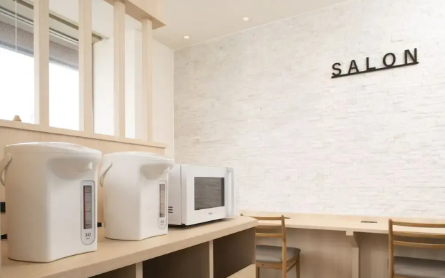 PLAZA EAST CABIN - Caters to men