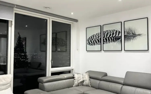 Beautiful 2-bed High Rise Apartment in Royal Wharf