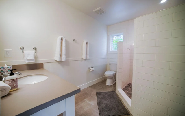 Hale Hoku 5 Bedroom Home by RedAwning