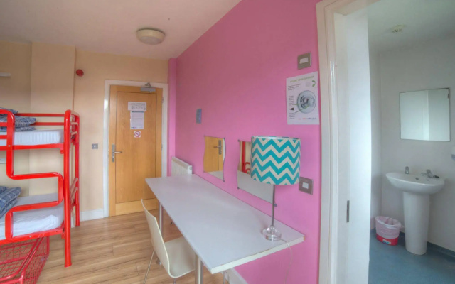Snoozles Tourist Hostel