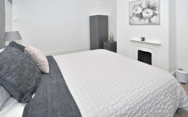 Beautiful 3-bed House by Ministays Stoke-on-trent