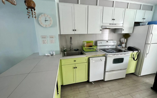 Sunny 2- Bedroom Villa in the Marina