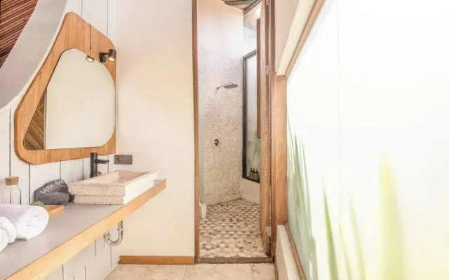 1BR Loft Art Deco Shared Pool, 700m to Echo Beach