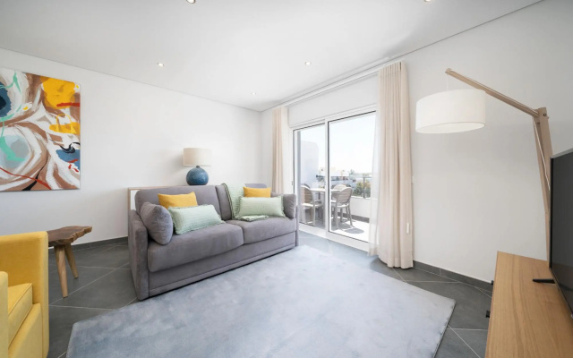 Modern Cabanas de Tavira Apartment by Ideal Homes