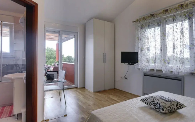 Villa in Bratulici With Pool Near Beach