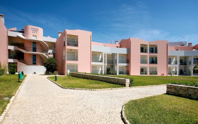 Отель Coral do Vau Apartamentos Turisticos Португалия, Портимао - отзывы, цены и фото номеров - забронировать отель Coral do Vau Apartamentos Turisticos онлайн вид на фасад