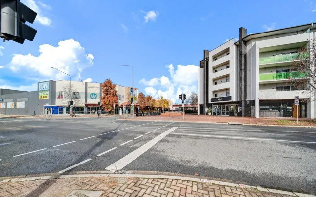 Lakeside 1-bed With A/c, Parking & Balcony