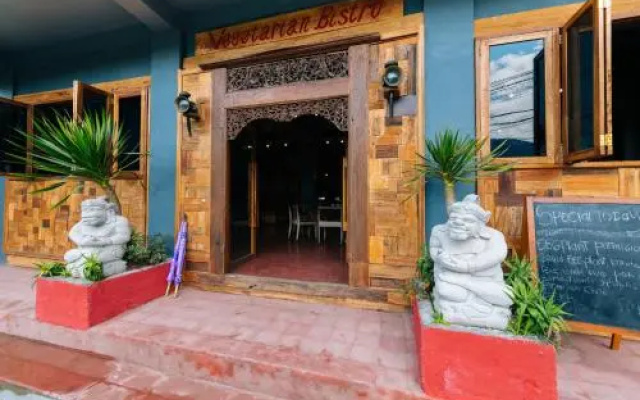 Chakra Backpacker Hostel & Vegetarian Bistro