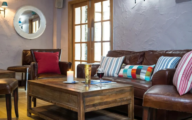 18/20 Cellar Bar, Dining & Rooms