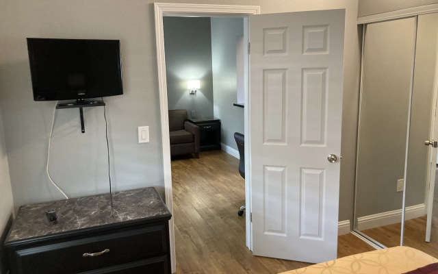 Tri-Valley Inn & Suites