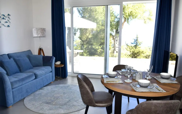 Villasleeps10-garden-freeparking-pool-ac