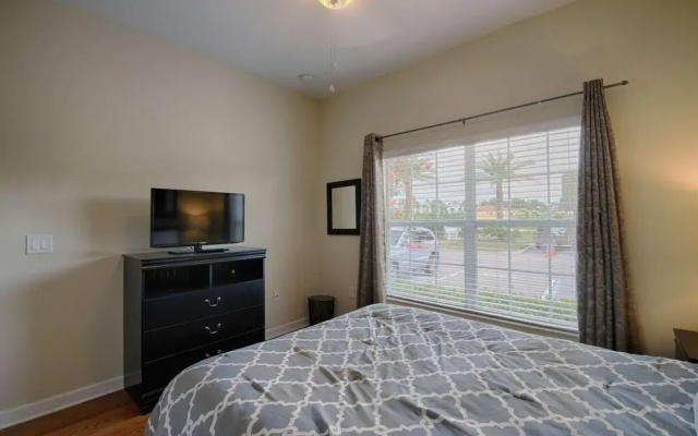 8925 Paradise Palms