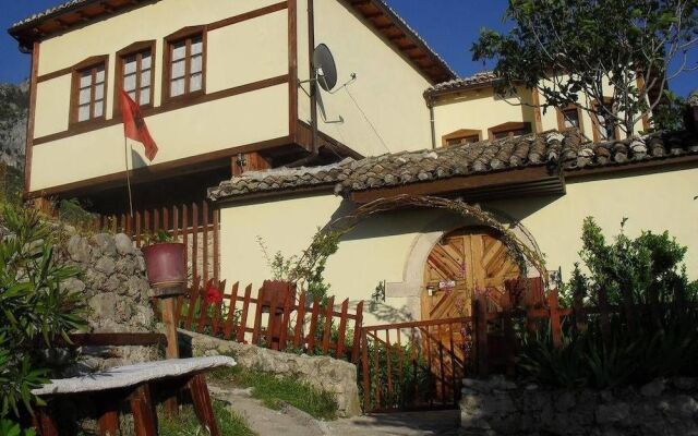 Отель Rooms Emiliano Албания, Kruje - отзывы, цены и фото номеров - забронировать отель Rooms Emiliano онлайн вид на фасад