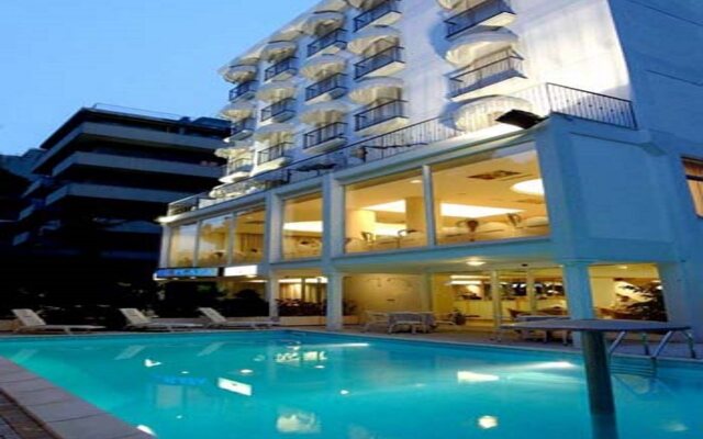 Отель Royal Plaza Италия, Римини - отзывы, цены и фото номеров - забронировать отель Royal Plaza онлайн вид на фасад