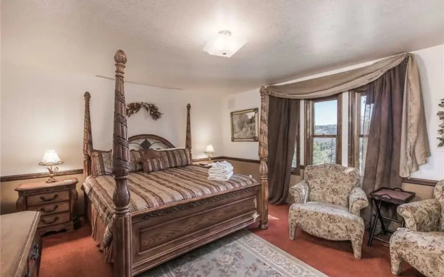 Harper Haus - Four Bedroom Cabin with Hot Tub