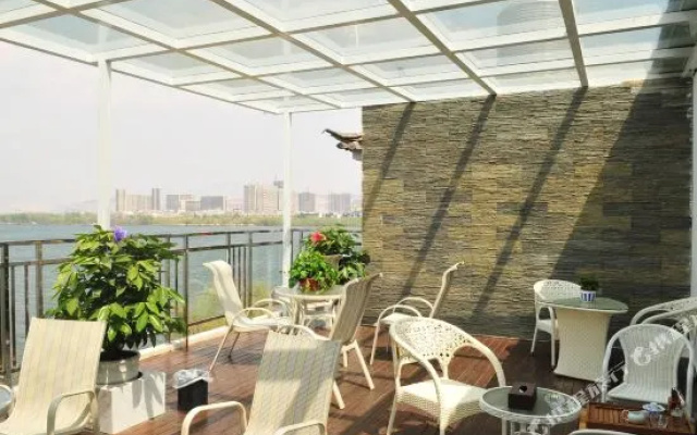 Linghai Holiday Hotel