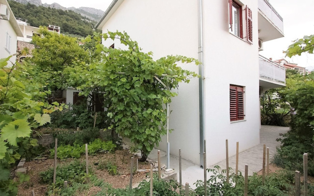 Apartment Šera - 50 m from beach: A2 Pisak, Riviera Omis