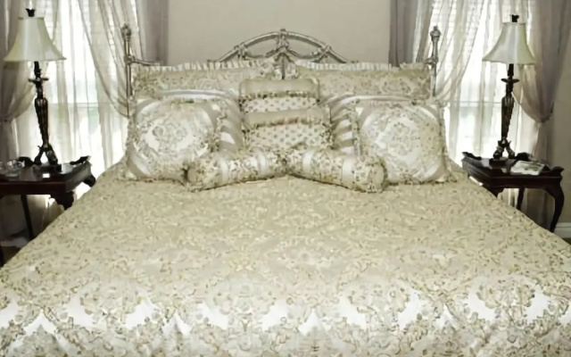 Silver Service Inn