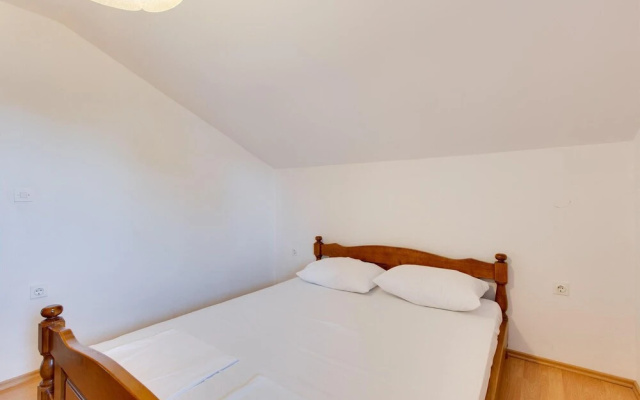Nice Apartment in Marsici With Wifi and 1 Bedrooms