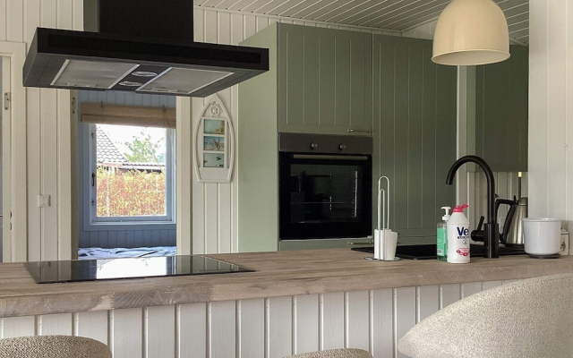 Holiday Home, 500m From Beach